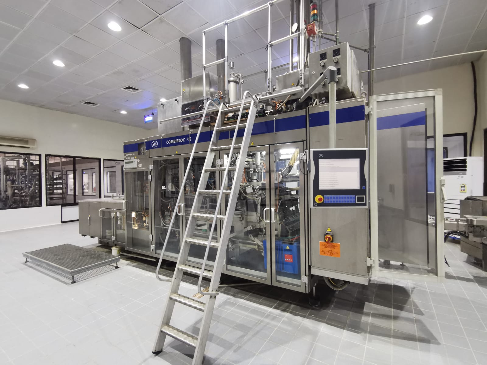 USED SIG COMBIBLOC 712 COMPLETE FILLING LINE FOR SALE